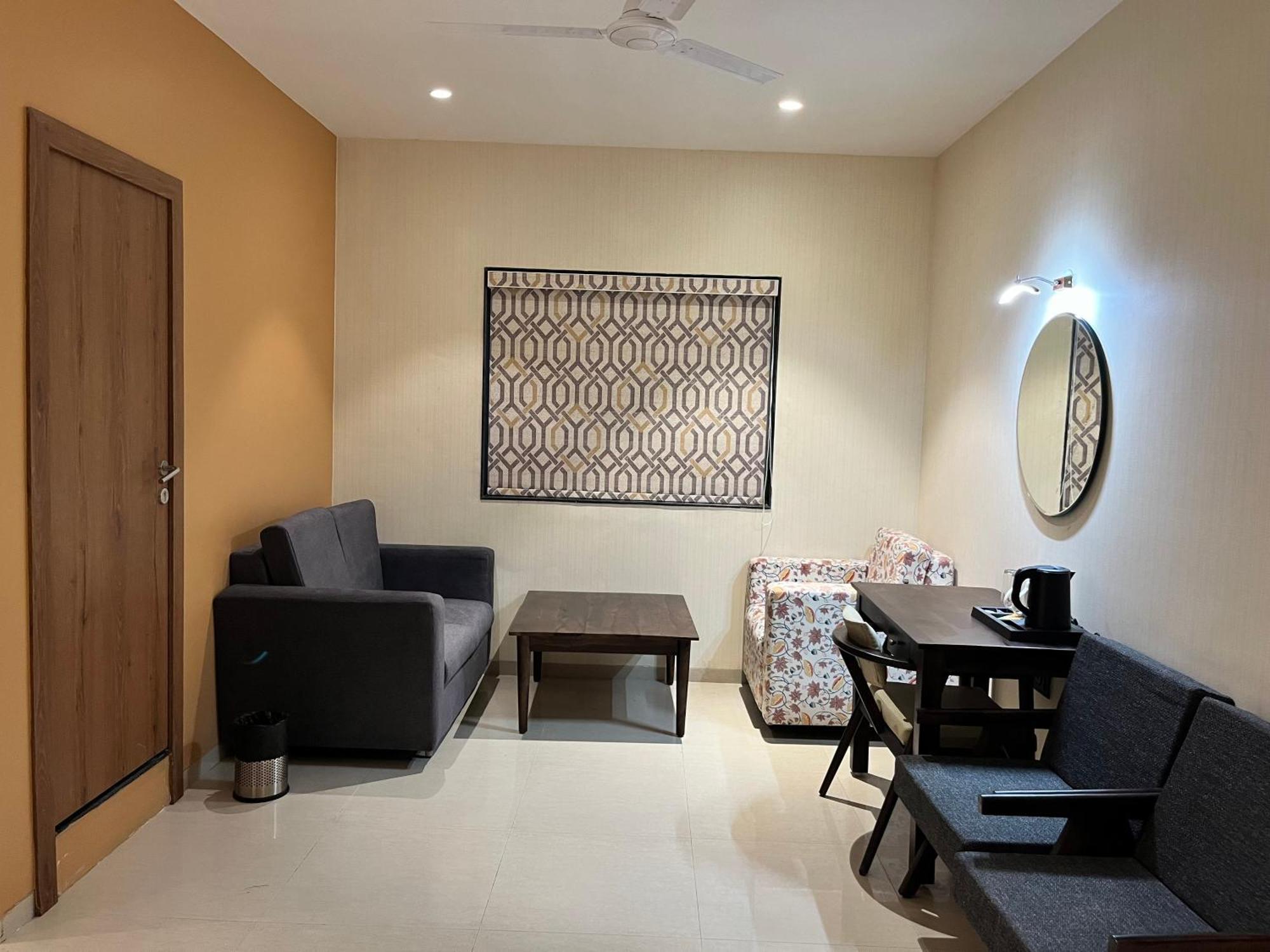 Hotel Avenue Plaza Mundra Extérieur photo