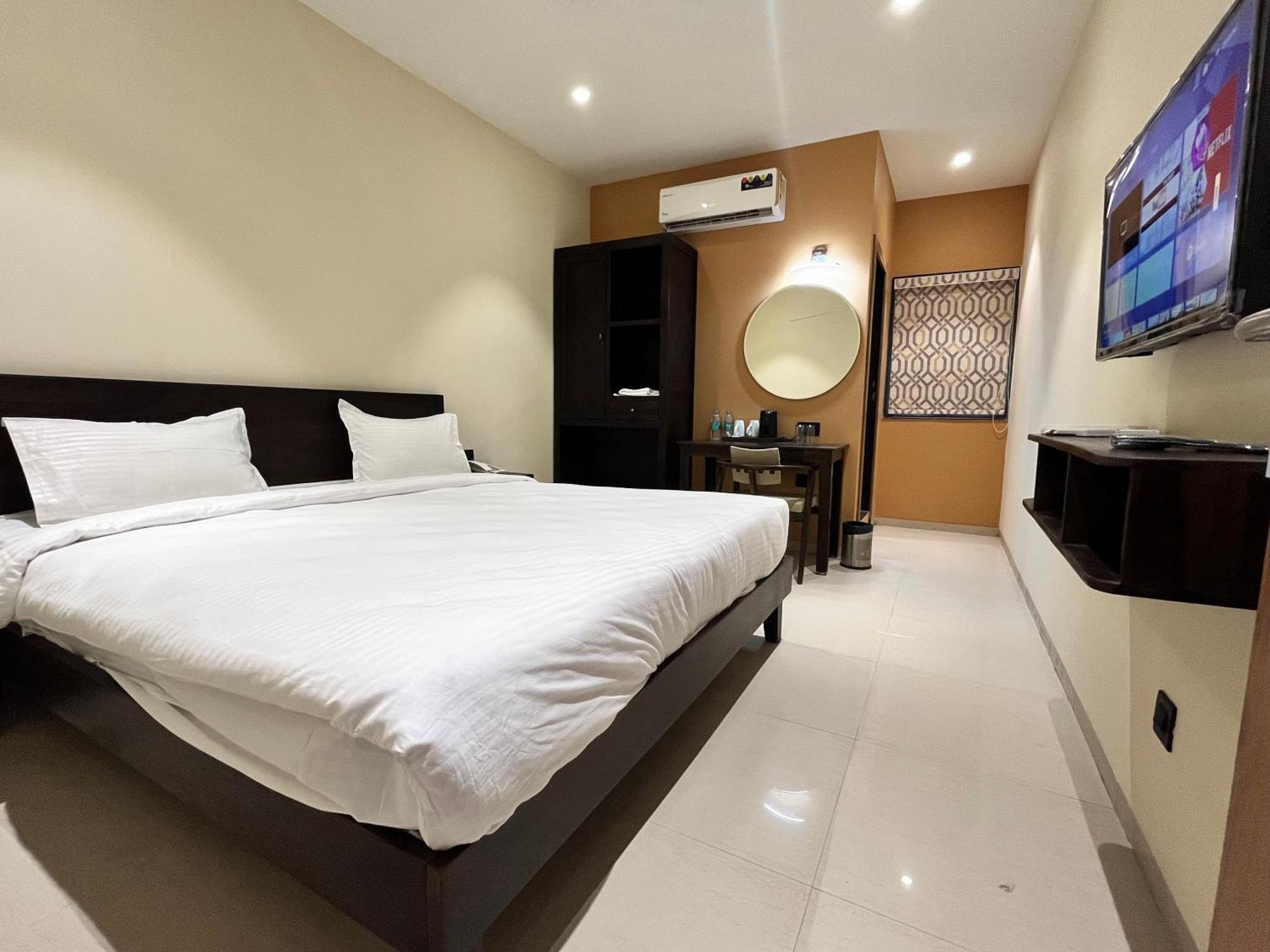 Hotel Avenue Plaza Mundra Extérieur photo